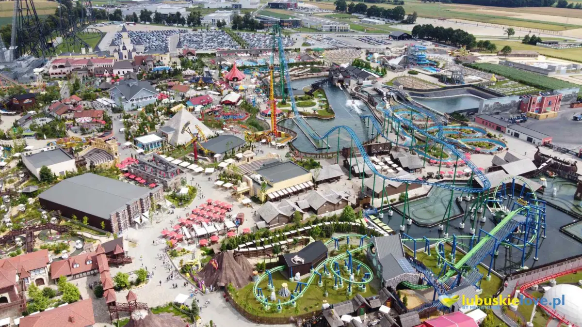 Widok na park rozrywki Energylandia z atrakcjami i zielonymi terenami.